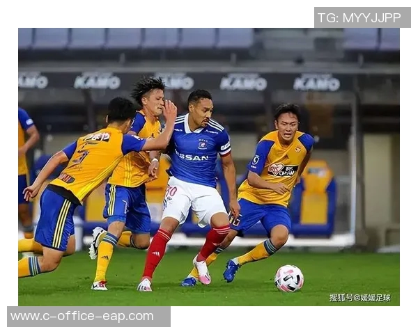 冈山绿稚与长崎航海的激烈对决展现足球魅力与团队精神