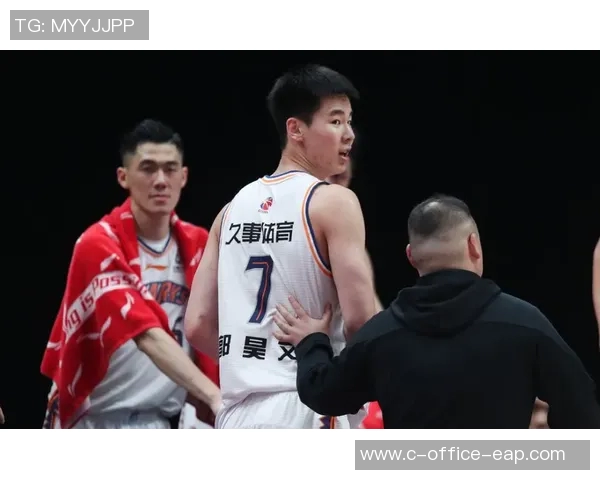 戴维斯与埃辛的对决谁能在篮球场上笑到最后