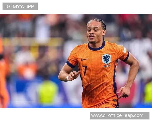 哈维西蒙斯的崛起之路：从青训新星到足坛瞩目焦点的精彩历程